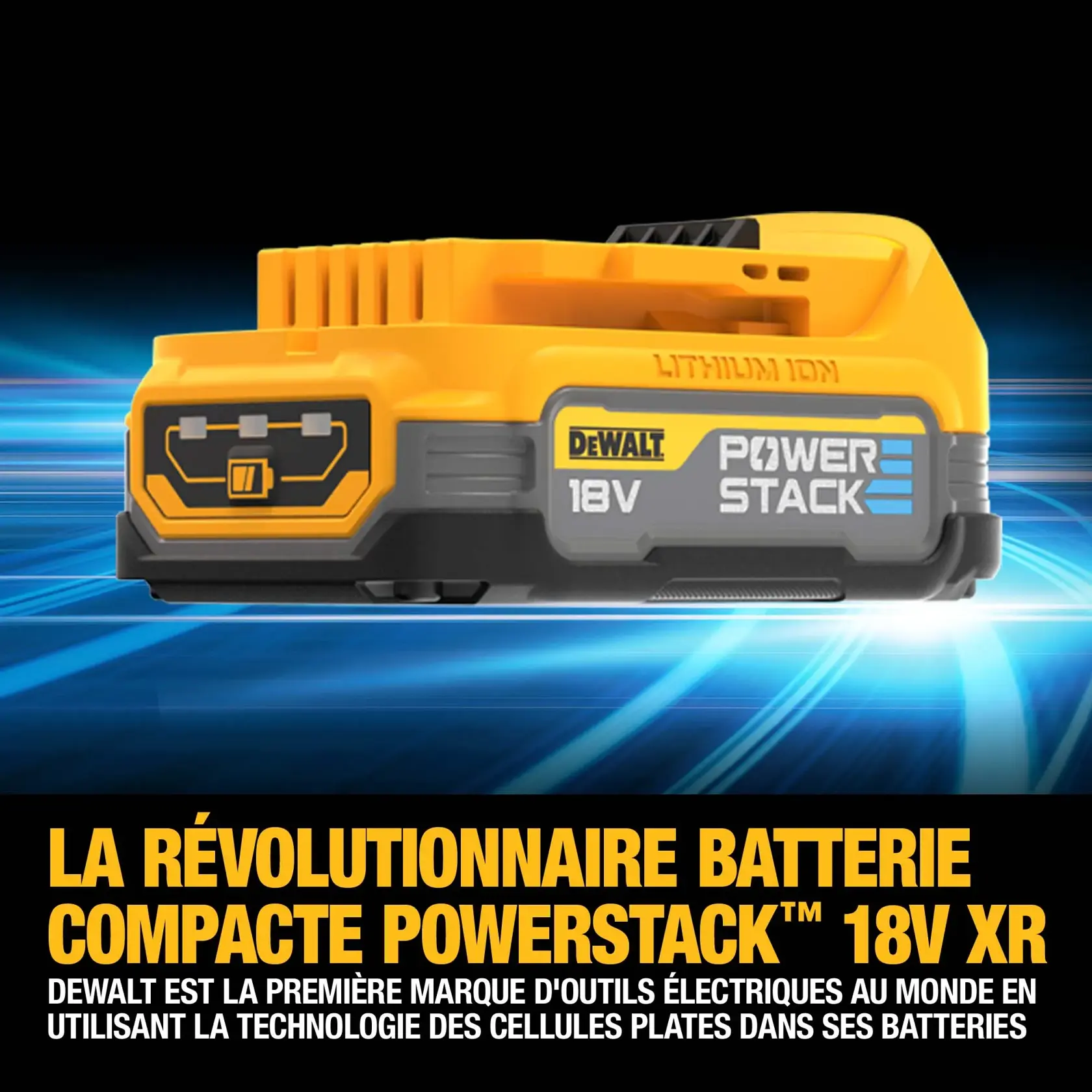 Primer plano de una batería compacta DEWALT XR 18V Powerstack de ion-litio con líneas azules dinámicas en el fondo. El texto destaca la batería como revolucionaria y menciona que DEWALT es la primera marca de herramientas eléctricas del mundo en usar baterías con celdas apiladas en bolsas diseñadas para la industria de la construcción.