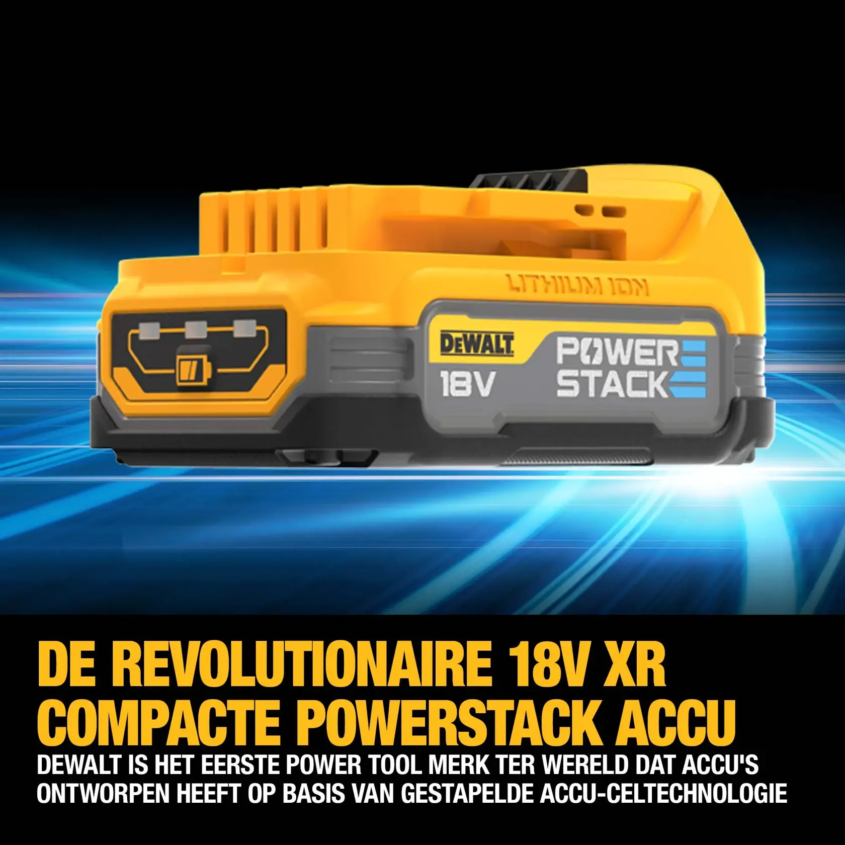 Primer plano de una batería compacta DEWALT XR 18V Powerstack de ion-litio con líneas azules dinámicas en el fondo. El texto destaca la batería como revolucionaria y menciona que DEWALT es la primera marca de herramientas eléctricas del mundo en usar baterías con celdas apiladas en bolsas diseñadas para la industria de la construcción.