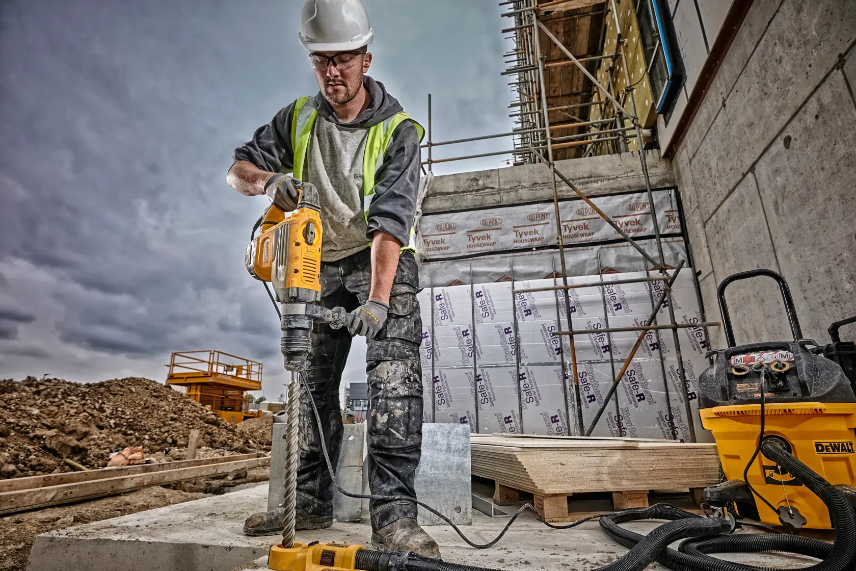 Perforateur électrique rotatif DeWALT avec corps jaune et noir, poignée latérale et alimentation filaire.