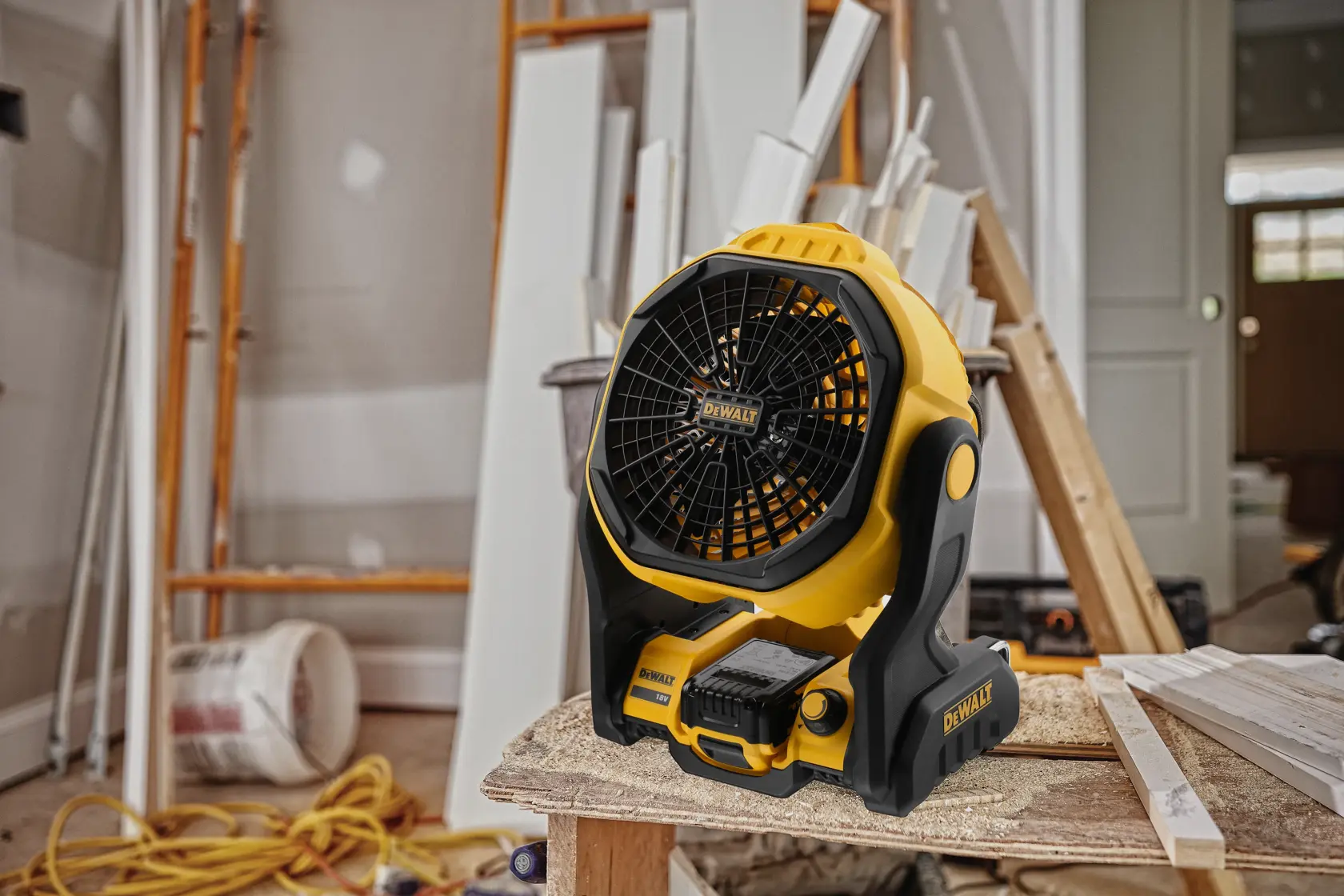 Ventilador DEWALT DCE512N, DCE512N-XJ en banco de zona de obras. Producto fotográfico ASIA, EMEAANZ.