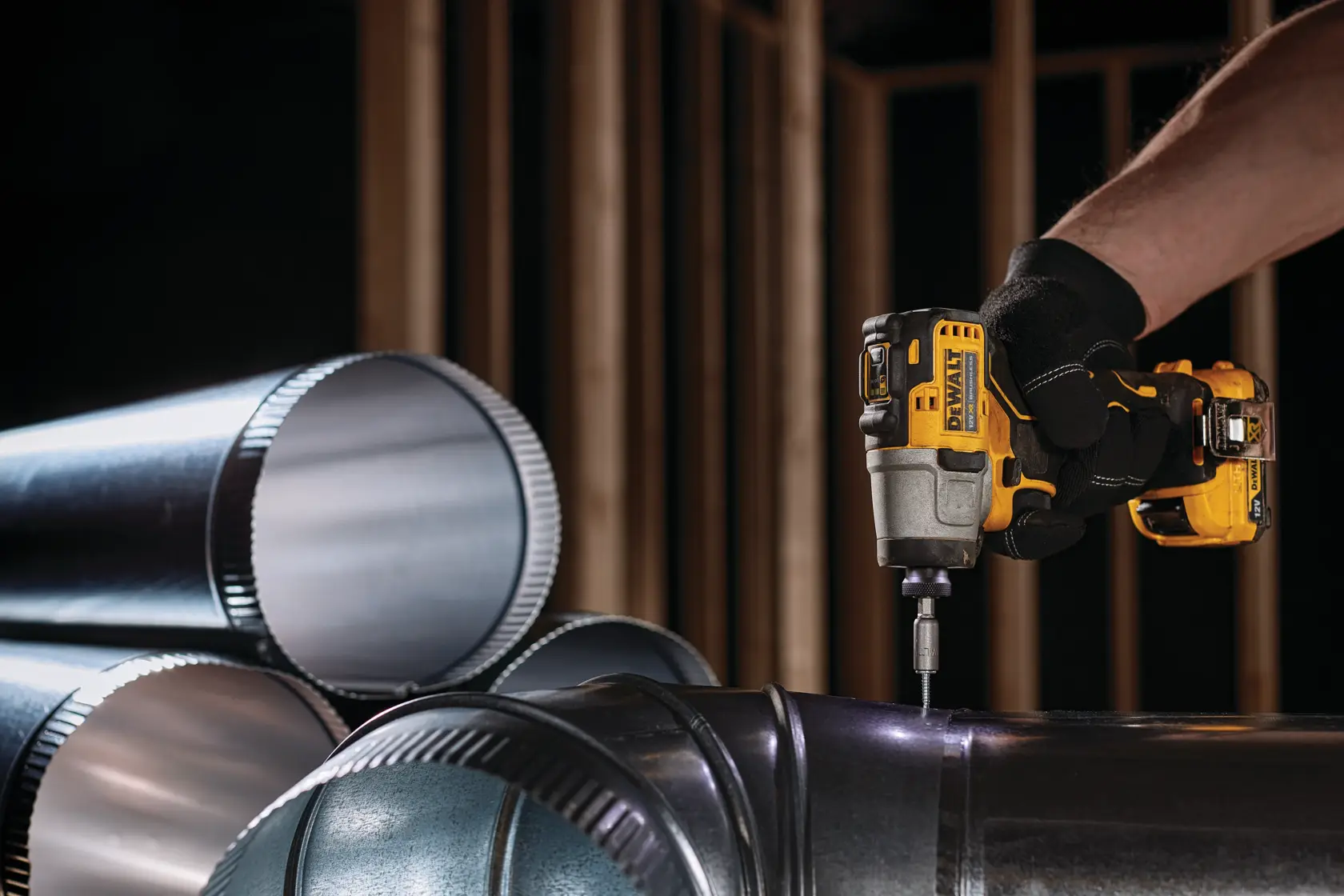 DEWALT DCK2111L2T-XE, DCF801N perfora tubos metálicos. Producto de la categoría fotografía.