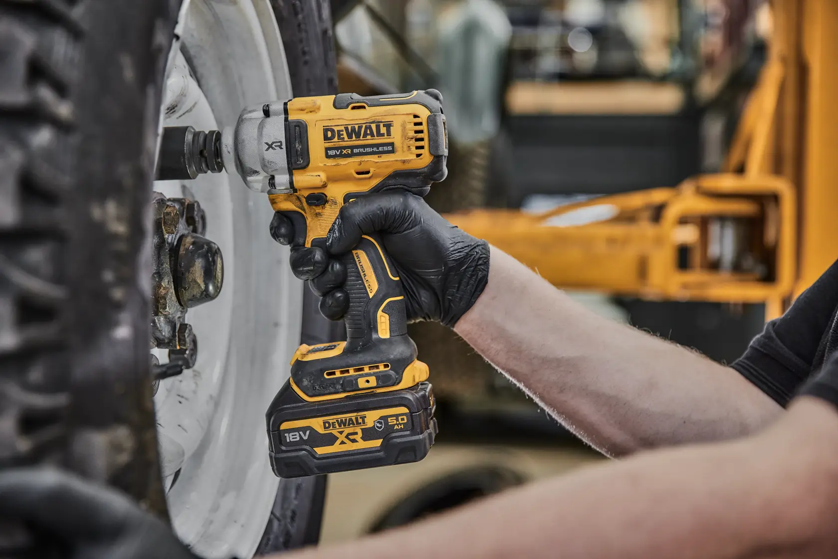 DEWALT Akku-Schlagschrauber wird zum Lösen von Radmuttern an einem Fahrzeug verwendet.