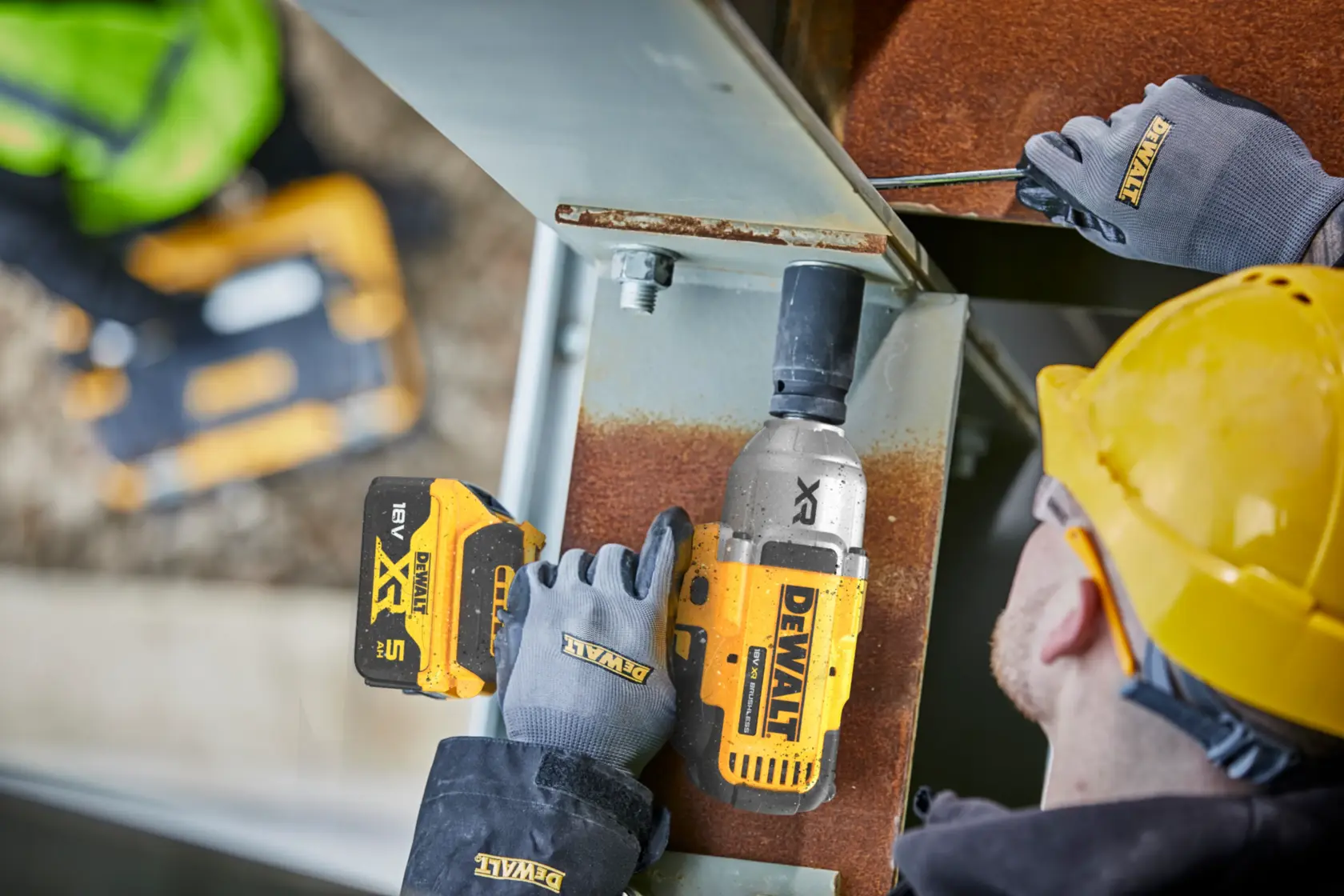 DEWALT DCF900NT-XJ DCF900NT herramientas usadas por trabajadores con casco y guantes, categoría Fotografía.