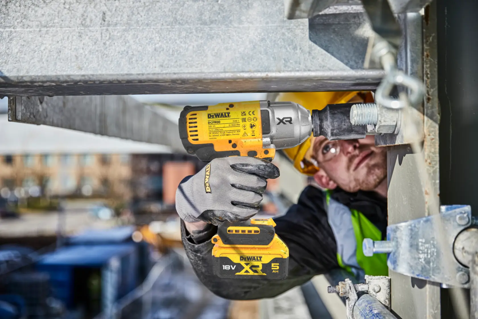 DEWALT DCF900NT-XJ, DCF900NT en uso. Trabajador de construcción aprieta tornillo.