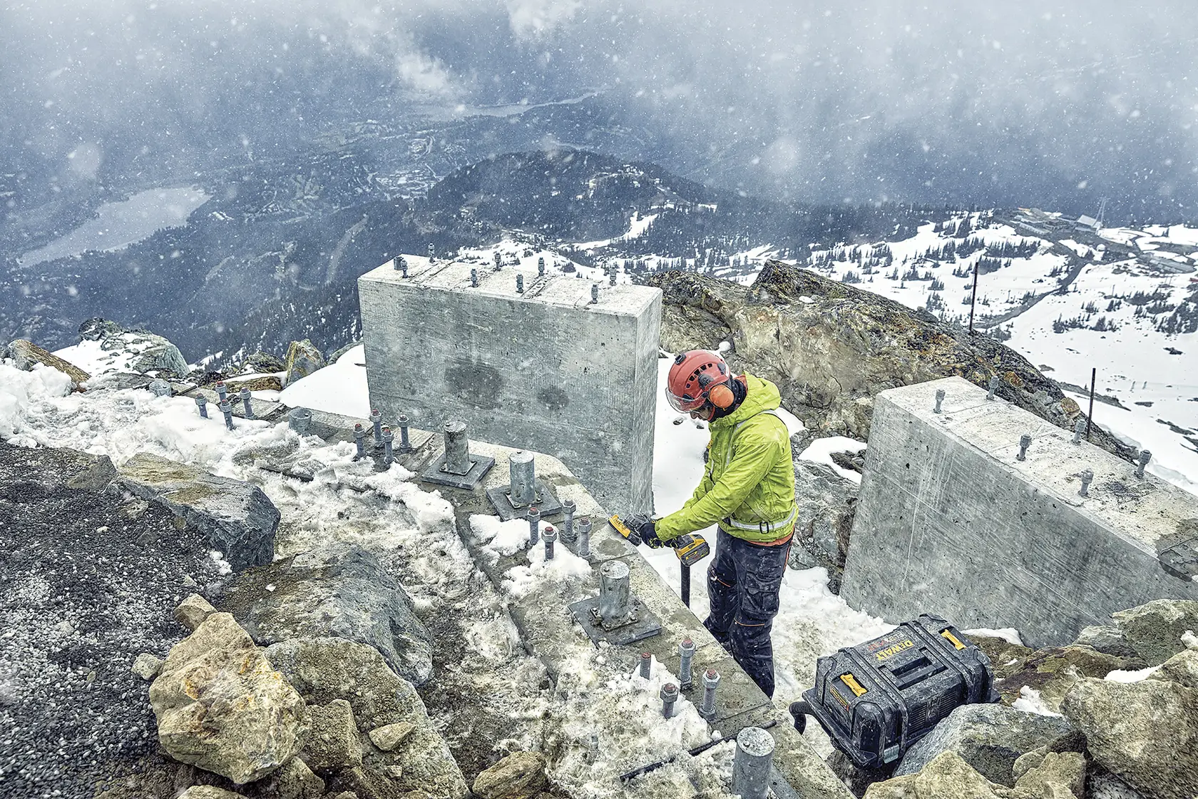 DEWALT on mountain site with snow, toolbox, and SKUs DCZ507T2-XE, DCG418N-XJ, DCG418N, DCZ503X2-XE visible.