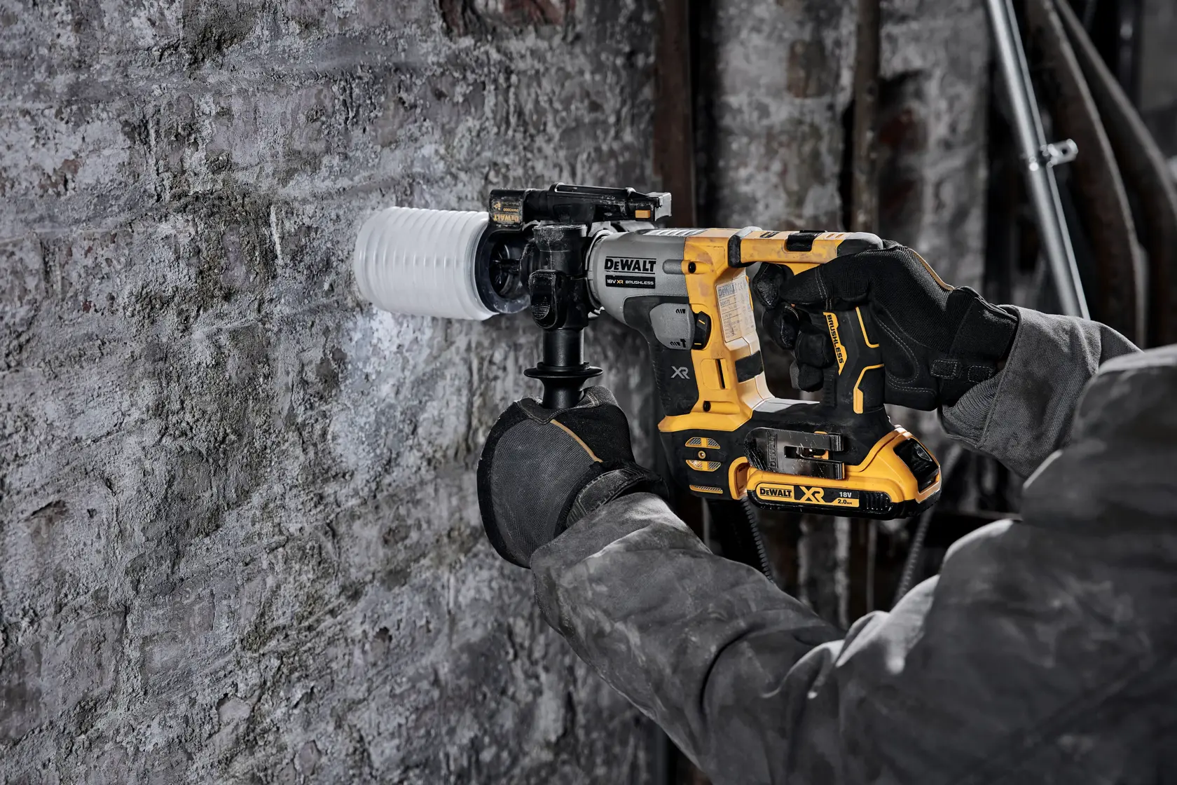 DEWALT DCH172NT-XJ, DCH172NT mit Handschuh beim Bohren in Wand. Produktbild Fotografie.