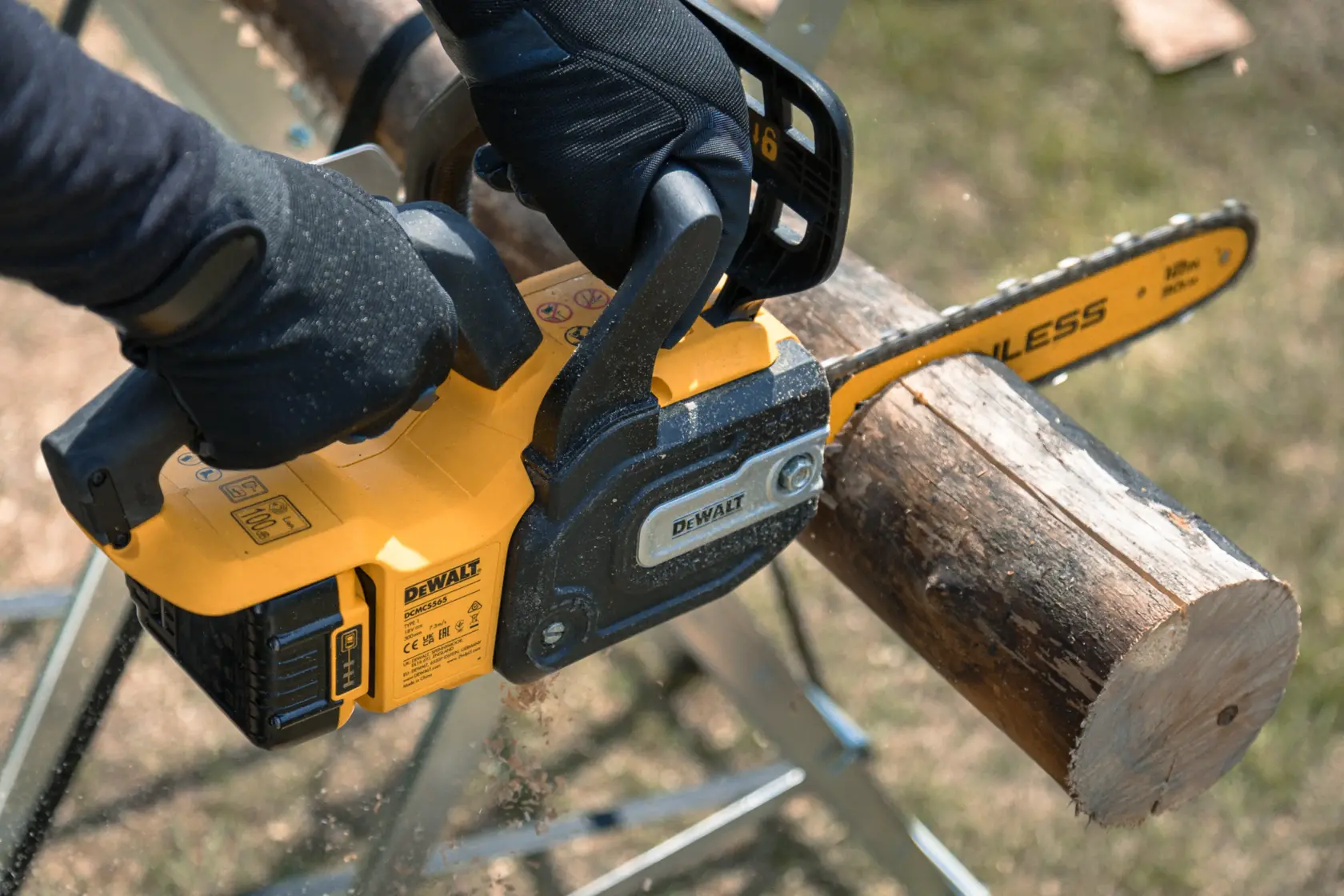 18V XR Tronçonneuse compacte Brushless 30cm (sans batterie ni chargeur)