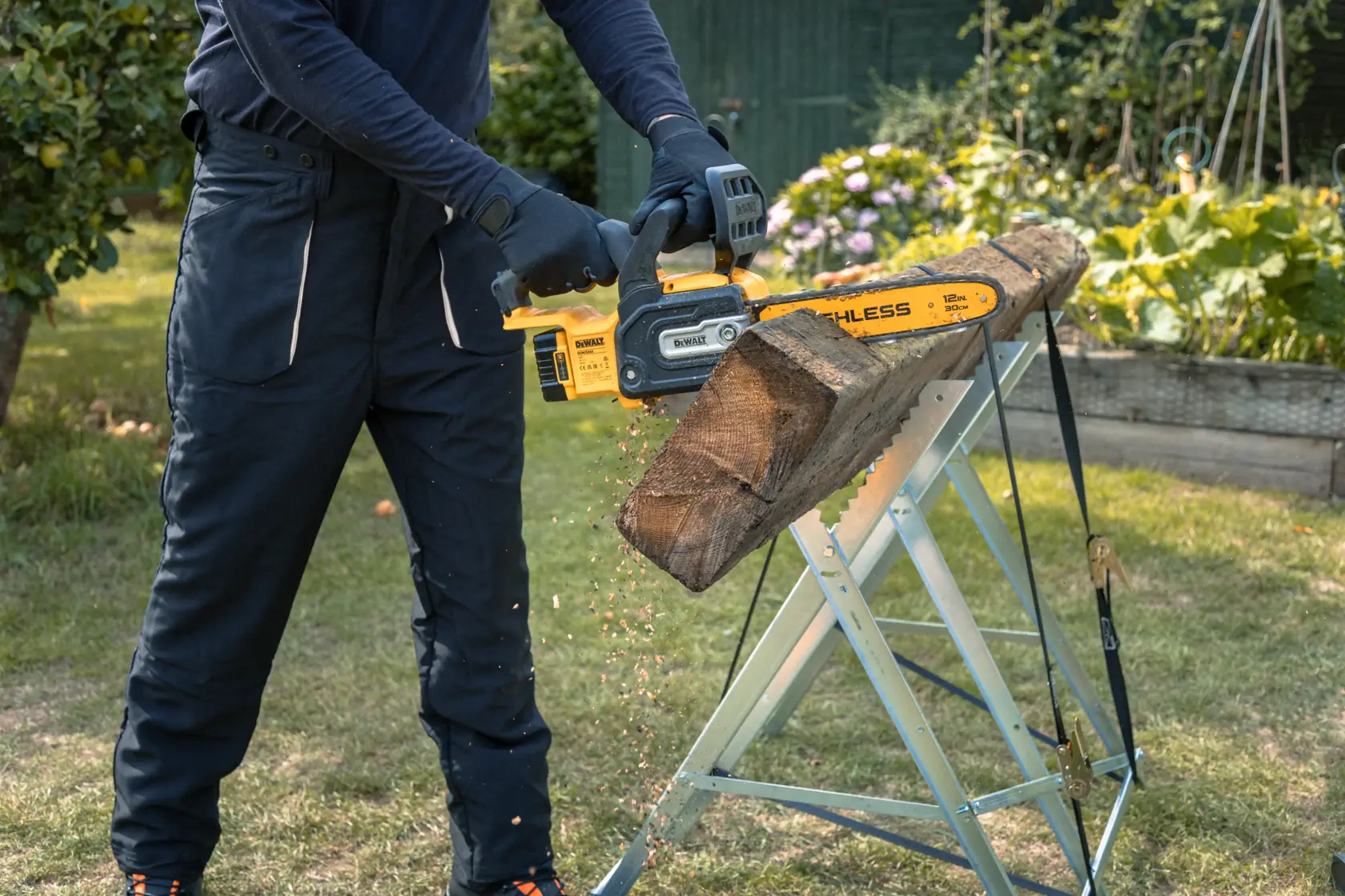18V XR Tronçonneuse compacte Brushless 30cm (sans batterie ni chargeur)