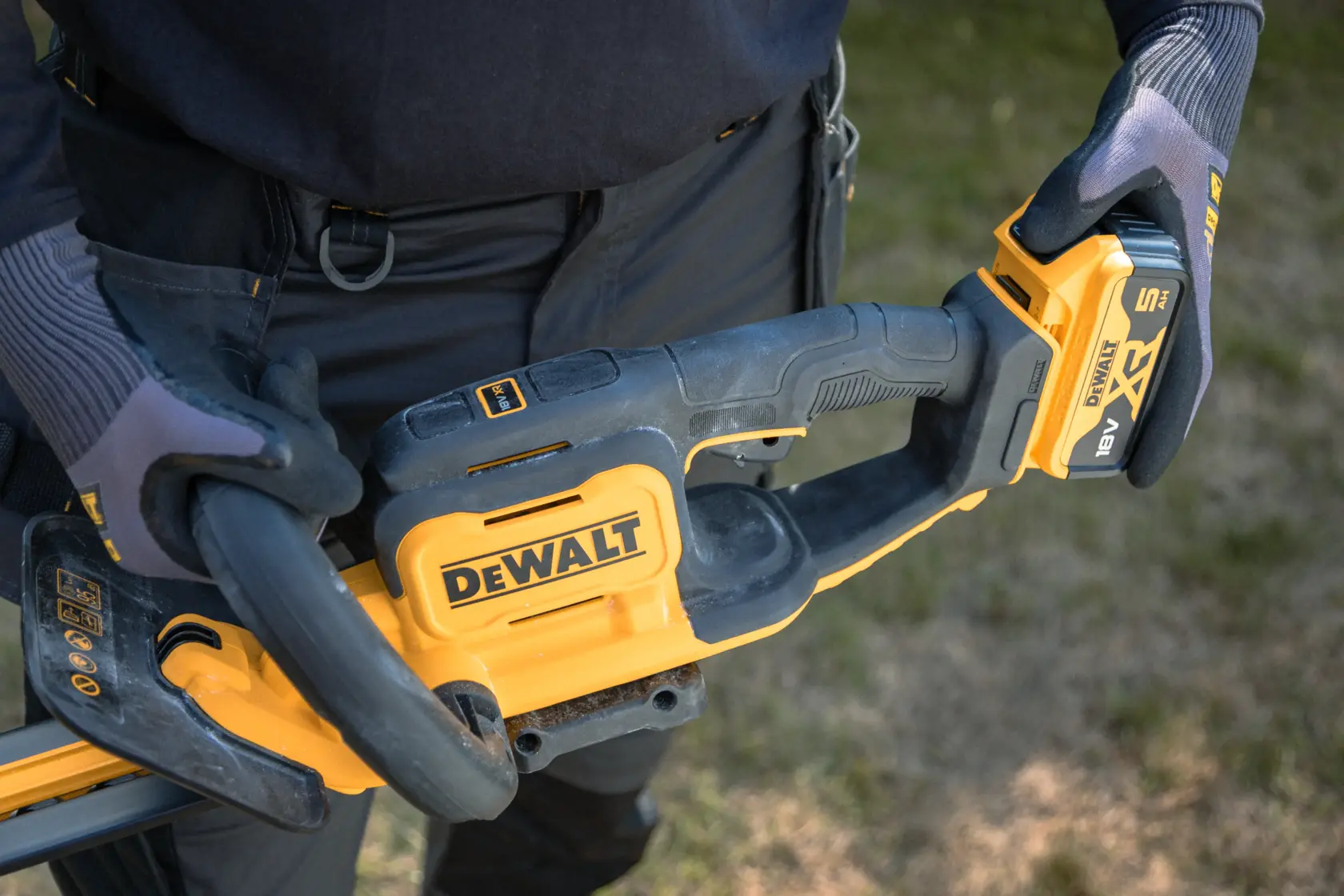 18V XR Taille-haie 55cm (avec batterie 5.0Ah et chargeur)