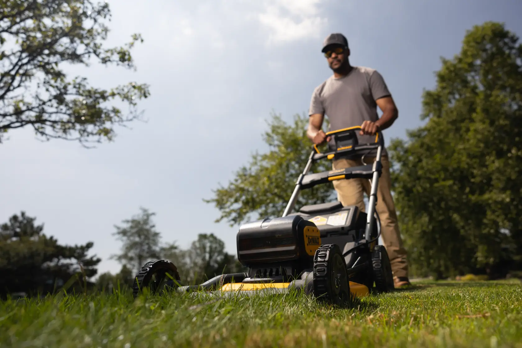 36V (2x 18V XR) Brushless Grasmaaier 53cm (zonder accu en lader)