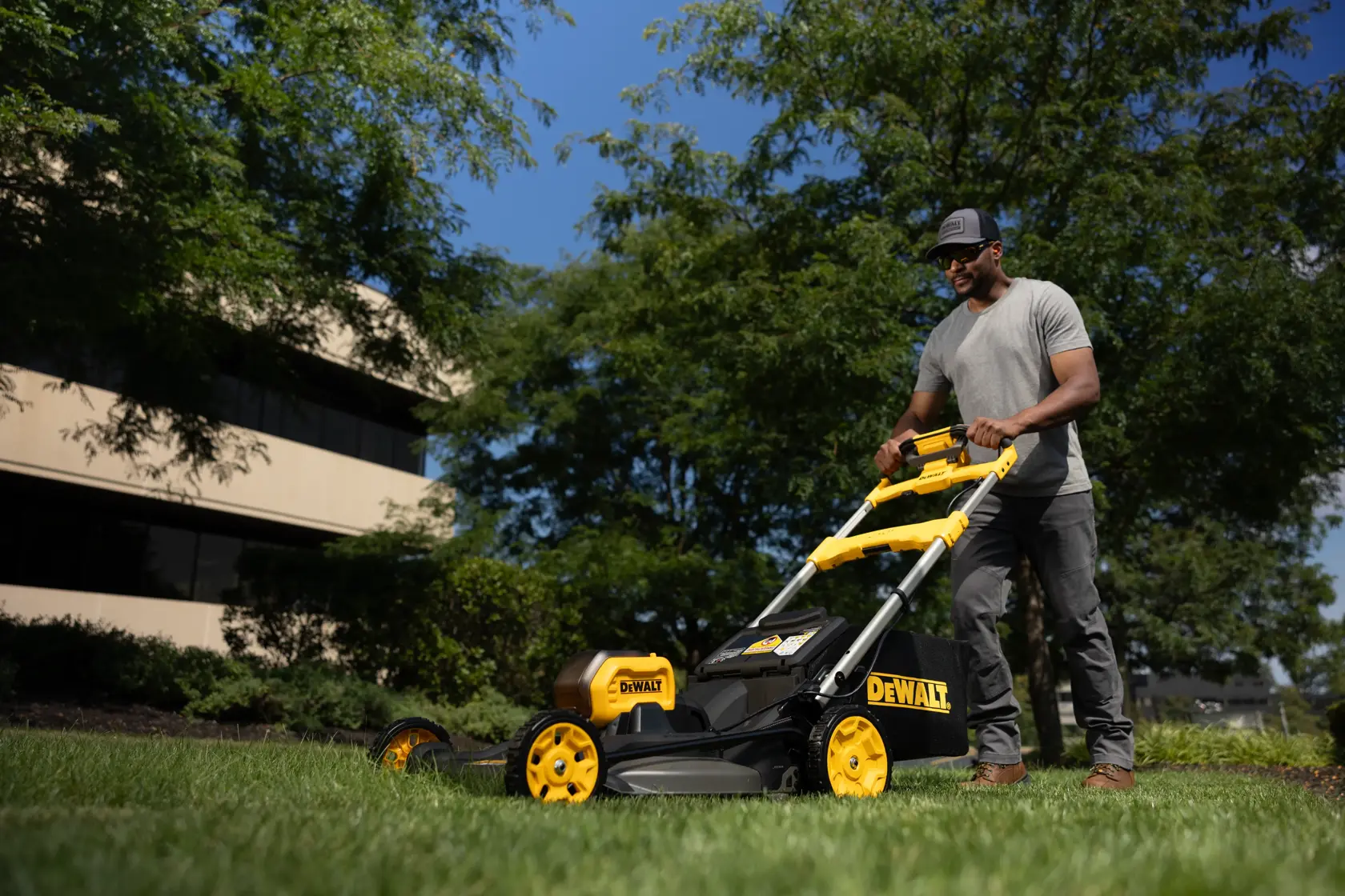 54V XR FLEXVOLT Brushless Zelftrekkende Grasmaaier 53cm (zonder accu en lader)