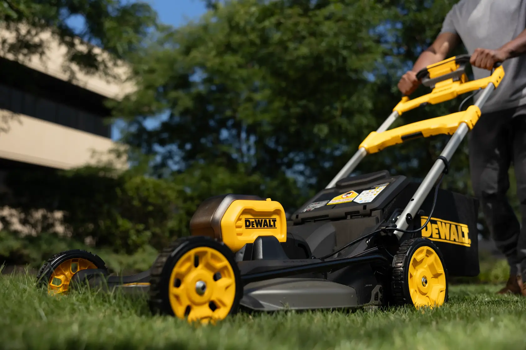 54V XR FLEXVOLT Brushless Zelftrekkende Grasmaaier 53cm (zonder accu en lader)