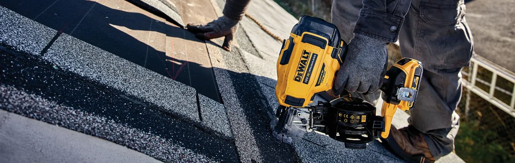 18V XR Brushless Roofing rolspijkertacker 2x 2.0Ah in TSTAK