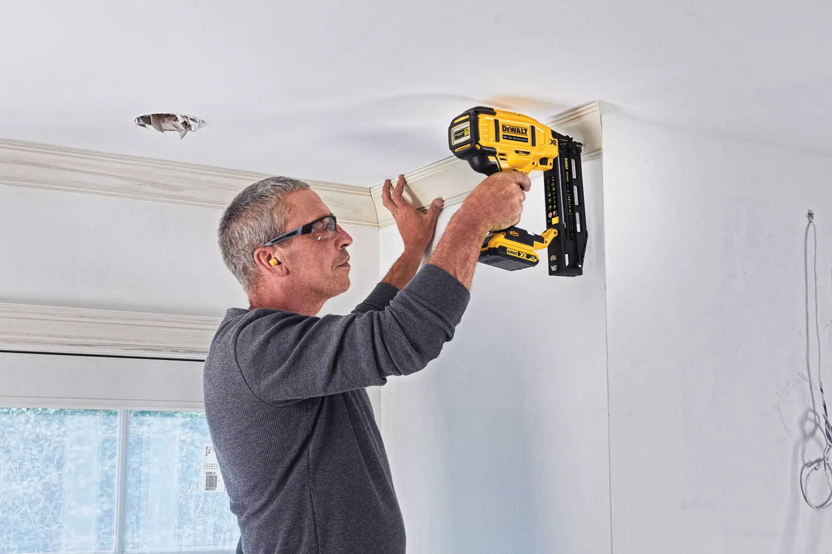 18V XR Brushless Cloueur de finition 1.6mm 16Ga (magasin droit) 2x 2.0Ah coffret standard