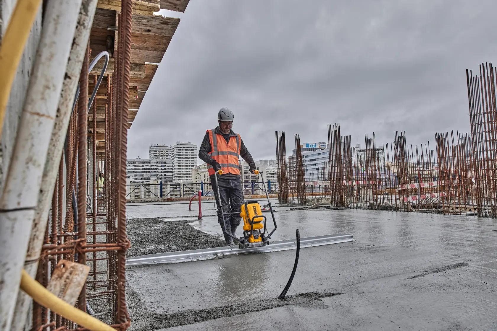 DEWALT® POWERSHIFT™ Règle Vibrante