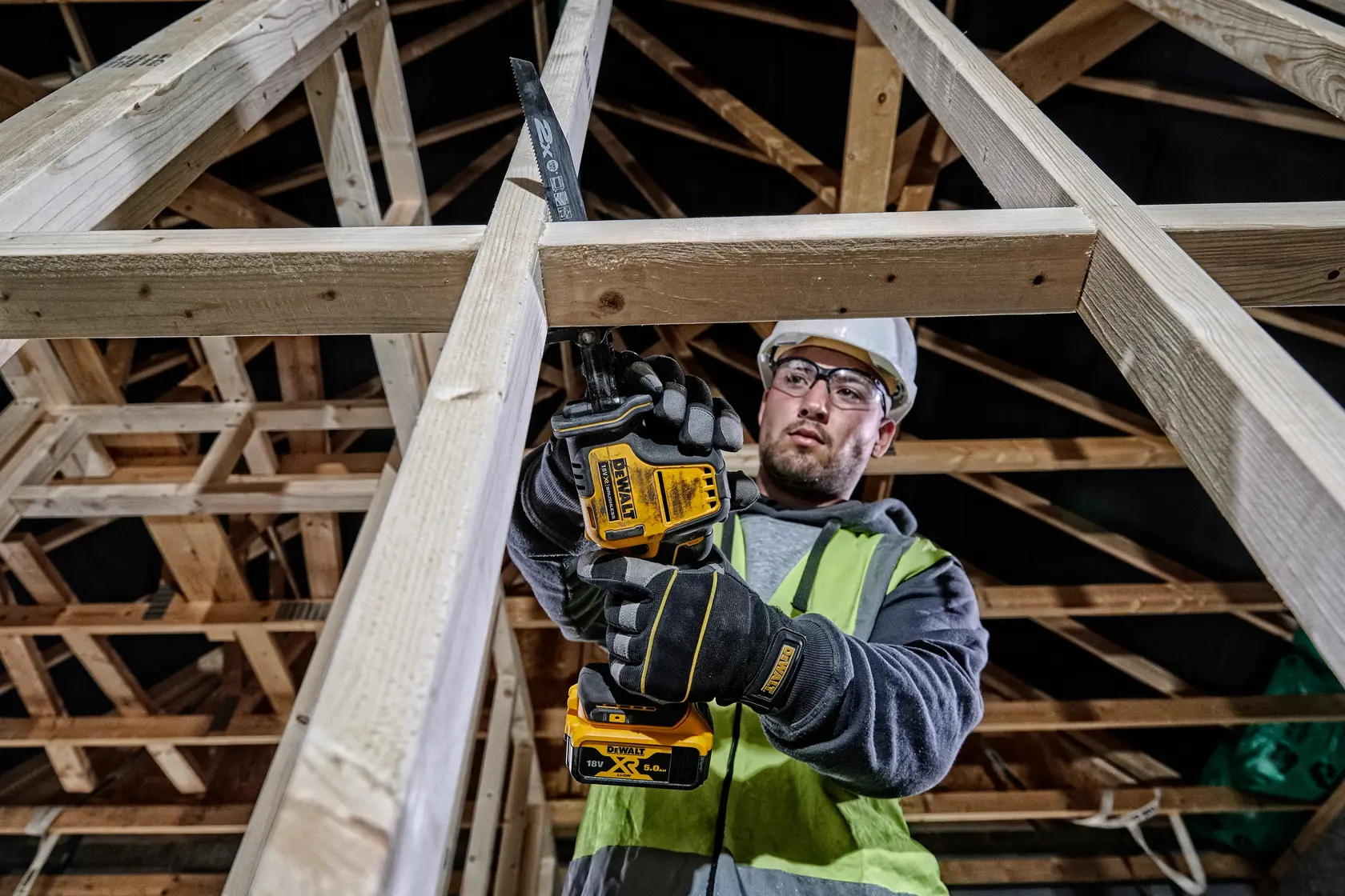 Photo of worker using DEWALT saw. SKUs: DCS369N, DCZ1401P2X2-XE, DCS369, DCZ409P2-XE, DCZ601P2-XE, DCZ801P3-XE.