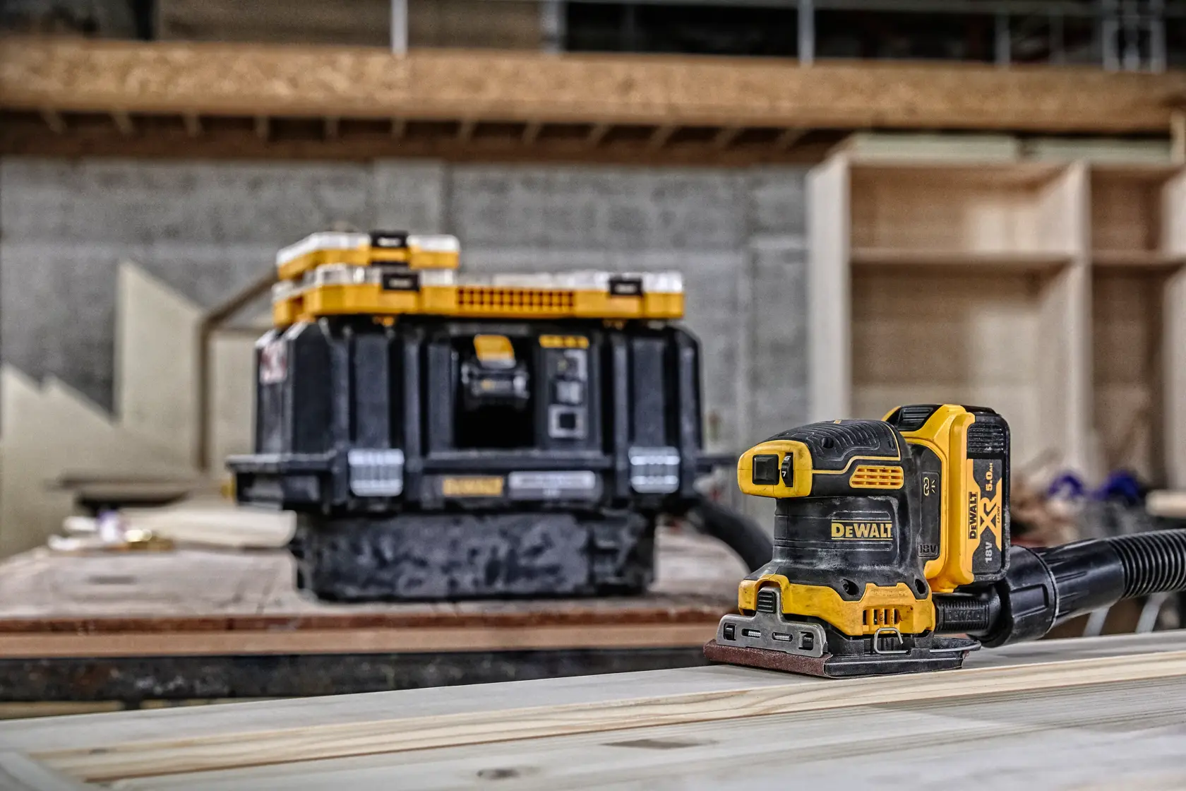 18V XR Brushless Ponceuse vibrante 1/4 de feuille 2x 5.0Ah en TSTAK®