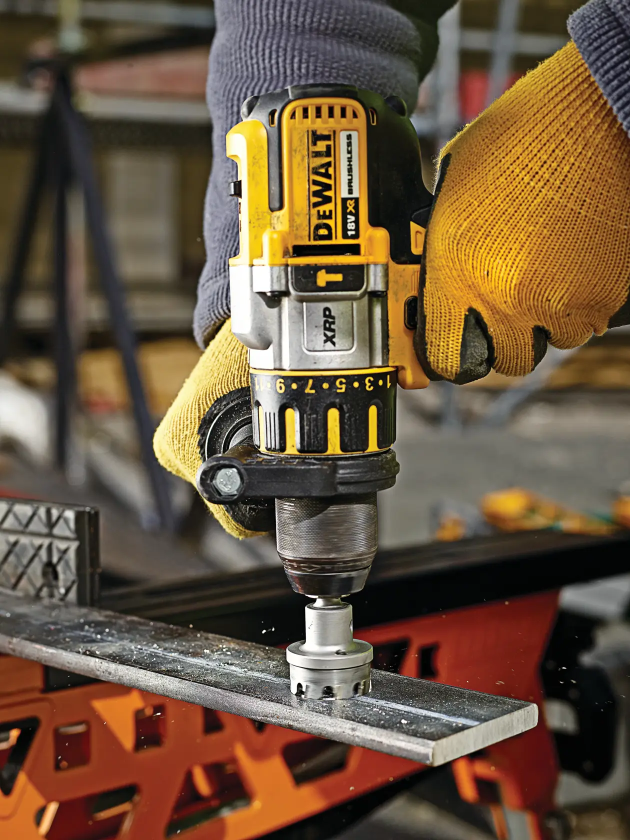 Graphique montrant la marque DEWALT XTREME Sub-Compact Series avec le slogan 'Compact et performance garantie' sur un fond jaune.