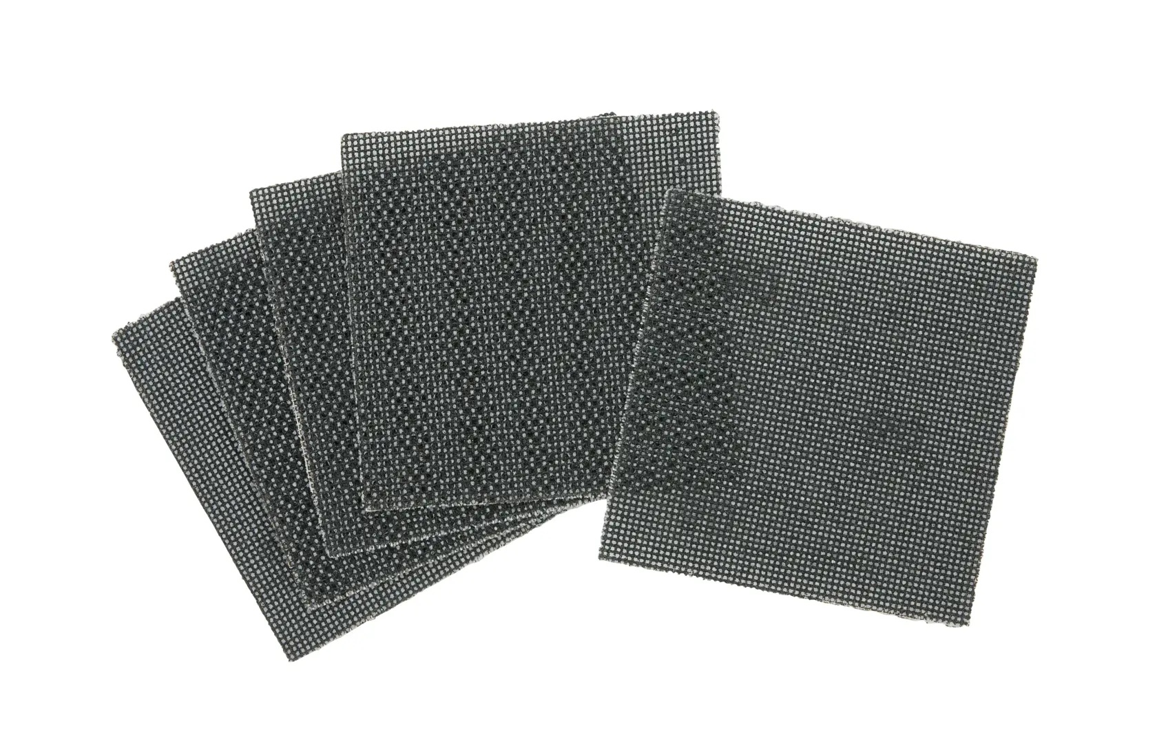 Cinq feuilles de ponçage carrées en maille noire, disposées sur fond blanc.
