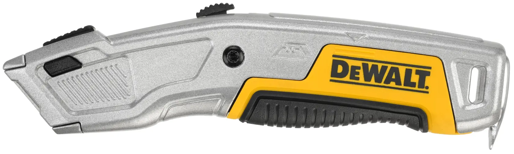 Un couteau utilitaire DEWALT avec une lame rétractable, un corps argenté et des accents jaunes et noirs. Le logo DEWALT est visible sur le manche.