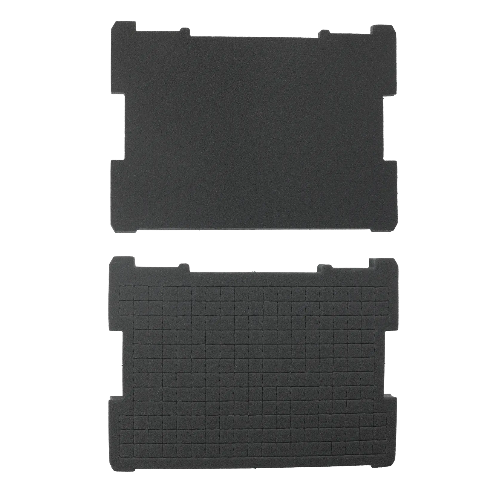 Deux inserts rectangulaires en mousse noire, un uni et un à motif quadrillé, utilisés pour stockage d’outils.